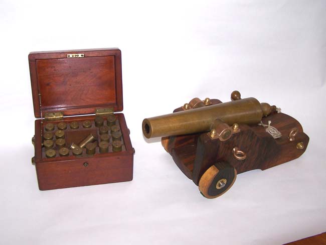 An 8 Gauge Bronze Yacht or Salute Cannon circa 1890 with original cartridge box — image 2